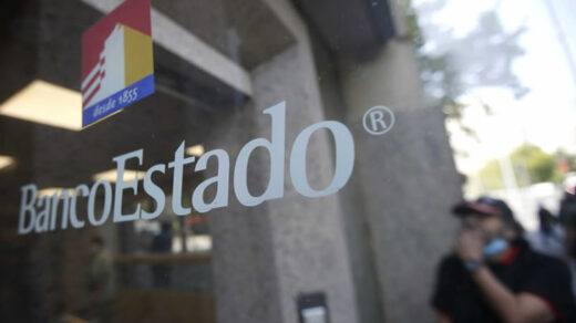 Paro nacional de trabajadores de BancoEstado Microempresas cumple cuatro días